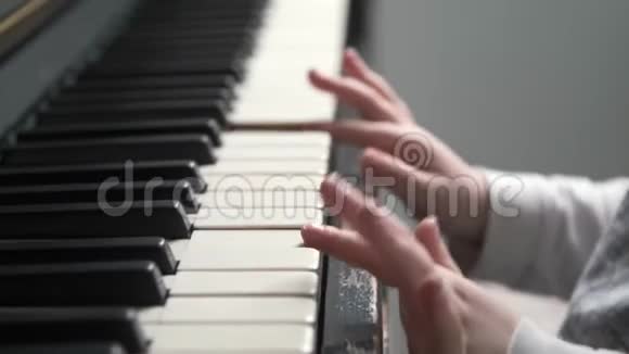 孩子学钢琴侧视图视频的预览图
