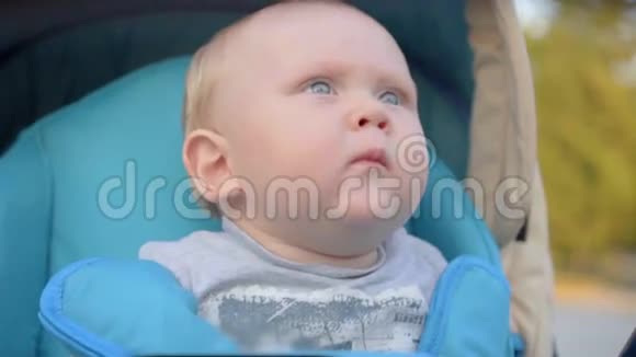 一岁的小男孩在婴儿车里打喷嚏特写镜头动作缓慢视频的预览图