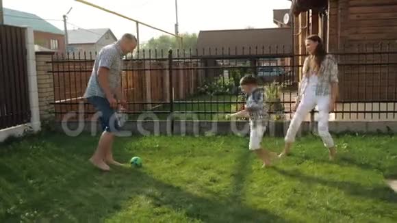 父母喜欢和活跃的男孩一起踢足球视频的预览图