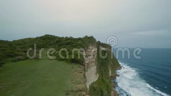 强大的海洋和壮丽的海岸巴厘岛印度尼西亚视频的预览图