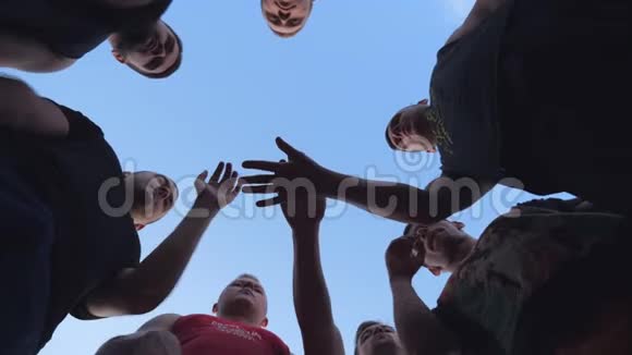 年轻的运动员们把他们的手一个接一个地叠在一起一群最好的朋友把胳膊放在视频的预览图