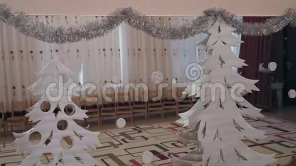 幼儿园大厅玻璃上的白色圣诞树视频的预览图