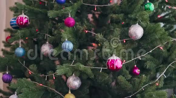 有玩具和花环的美丽圣诞树视频的预览图
