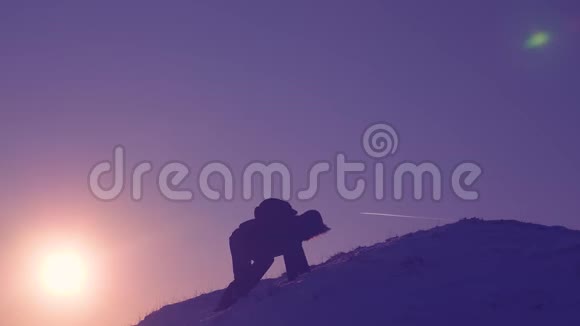 阿皮尼斯人徒步旅行旅行者爬上一座山峰游客站在雪山上挥动双手视频的预览图