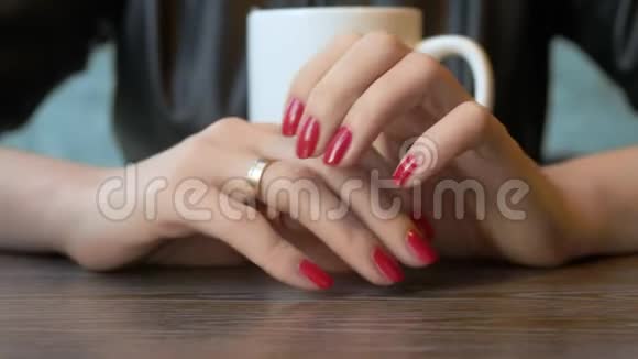 特写镜头坐在咖啡馆里的女人摘下结婚戒指视频的预览图