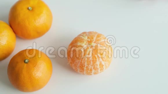 在白色背景上用手剥一个普通话橙色快关门视频的预览图