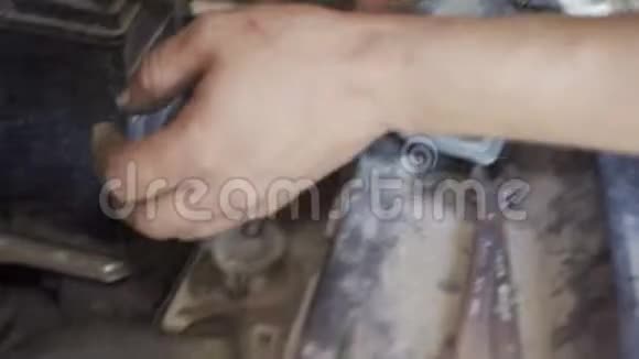 一个机械师正在修理汽车发动机上的东西视频的预览图