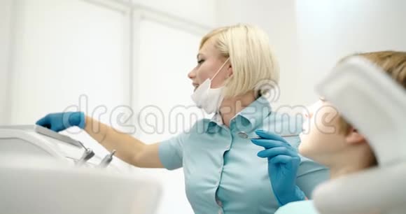 牙医检查男孩牙齿视频的预览图