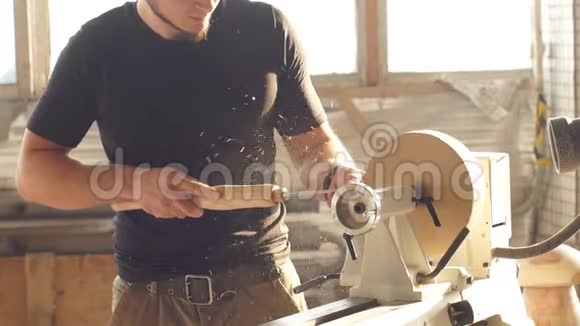 在木工中做木工的人木工在车间木工板上工作小企业概念视频的预览图