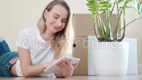 女人用数码平板电脑布置新公寓视频的预览图