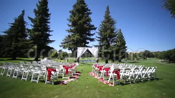 婚礼高尔夫球场仪式的装饰视频的预览图