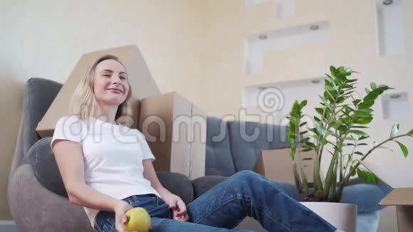 快乐的年轻女人搬到新家玩得开心一个女人扔苹果视频的预览图