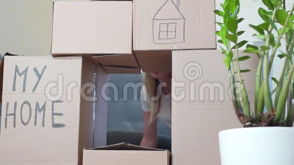 女人放松和笑后打开纸箱从房子移动搬到新的公寓概念视频的预览图
