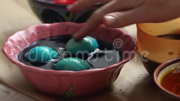 复活节彩蛋家庭舒适视频的预览图
