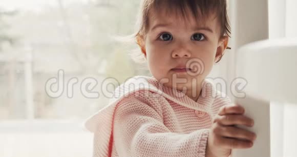 超级严肃的女婴盯着镜头视频的预览图