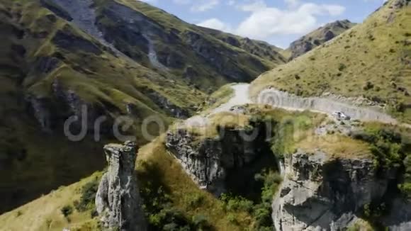 新西兰有山脉和山谷的斯基普斯峡谷的道路极其危险视频的预览图