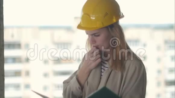 女建筑师仔细观察建筑工地的计划视频的预览图