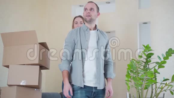 女人跳到丈夫或男朋友回来幸福的夫妻在客厅里旋转着没有包装视频的预览图