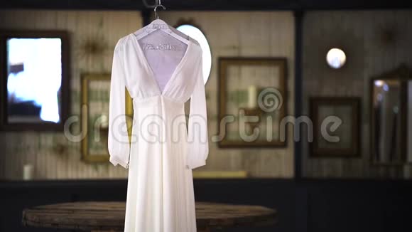婚礼新娘礼服挂在衣架上旋转视频的预览图