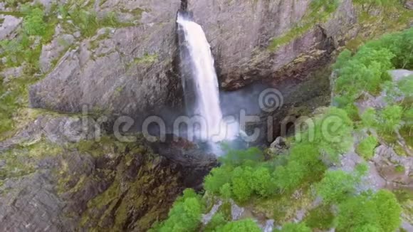 巨大的瀑布和周围的山谷鸟瞰图挪威马纳富森视频的预览图