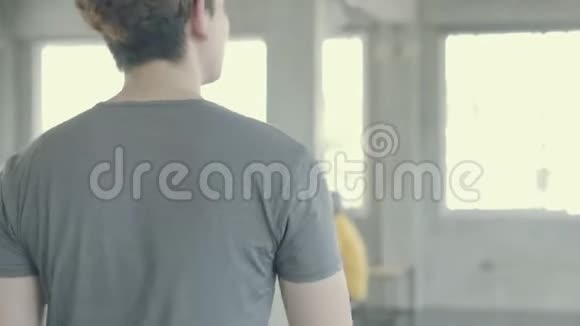 英俊的亚洲年轻人在健身房里步行到跑步机亚洲人在跑步机上锻炼有氧运动以促进健康视频的预览图