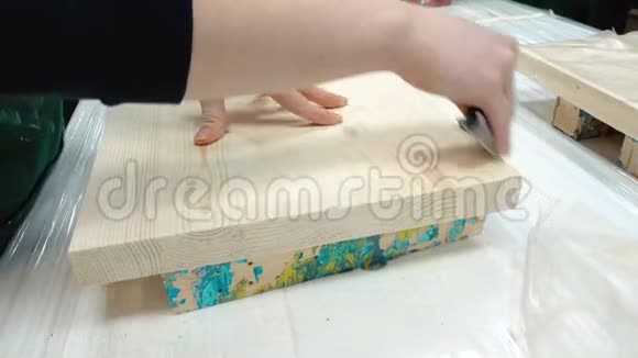 女士用砂纸清洁木板视频的预览图