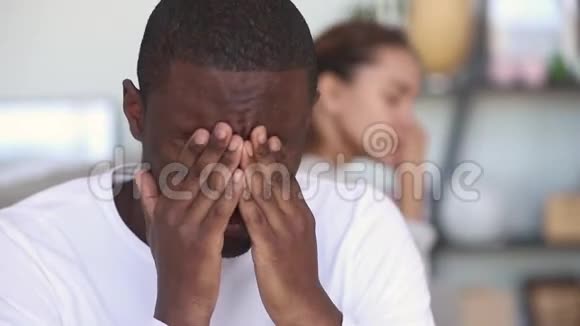 伤心体贴的非裔美国男人在和女友吵架后心烦意乱视频的预览图