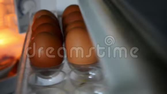 从冰箱托盘里拣鸡蛋视频的预览图