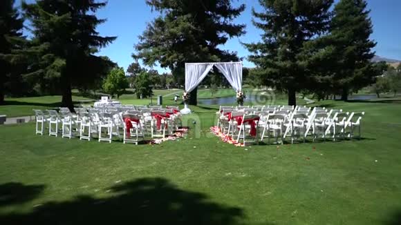 婚礼高尔夫球场仪式的装饰视频的预览图