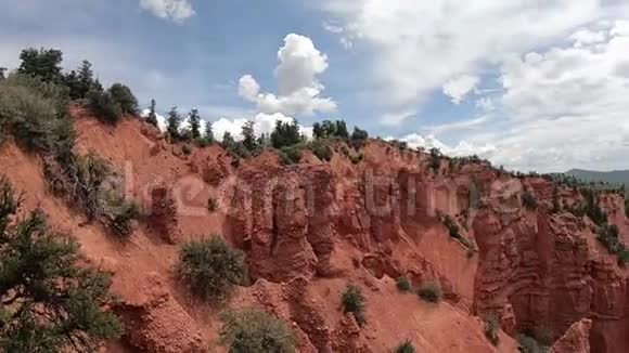 犹他州的红岩和峡谷视频的预览图