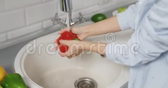 女人在厨房洗辣椒视频的预览图