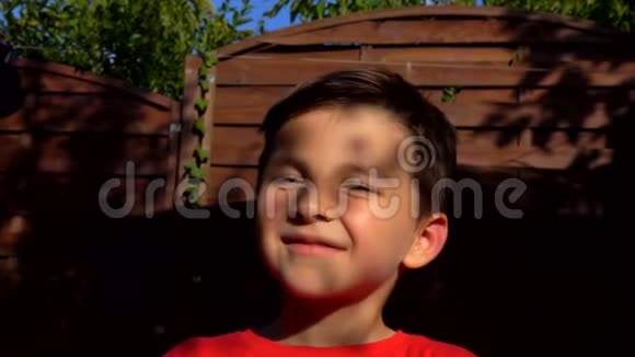 小男孩用手指做望远镜视频的预览图
