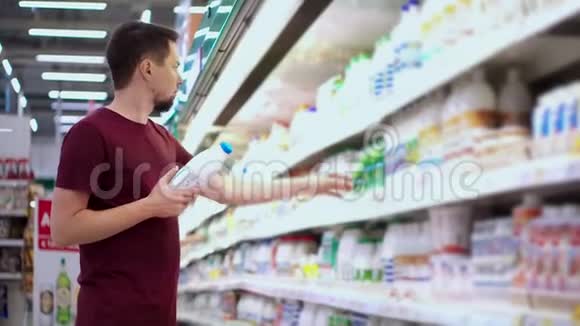 在超市买奶制品的人视频的预览图