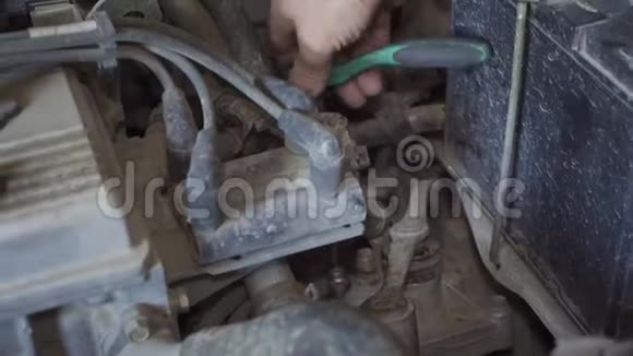 一个机械师正在修理汽车发动机上的东西视频的预览图