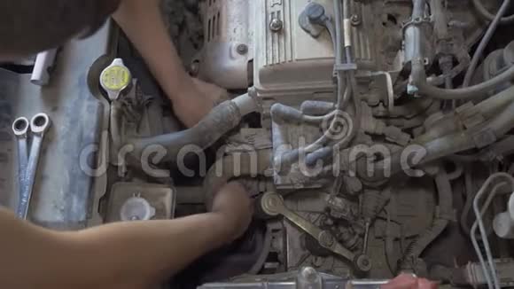 一位有经验的机械师修理汽车发动机视频的预览图