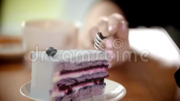 用叉子打碎一块蛋糕视频的预览图