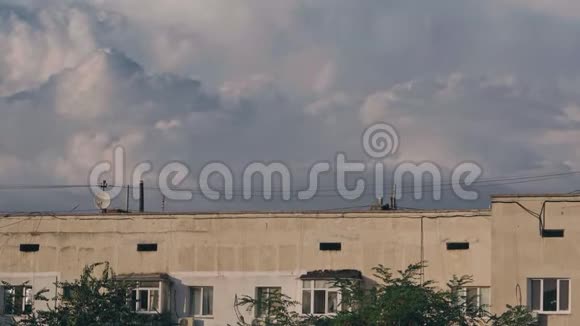 公寓大楼上空巨大的体积云视频的预览图