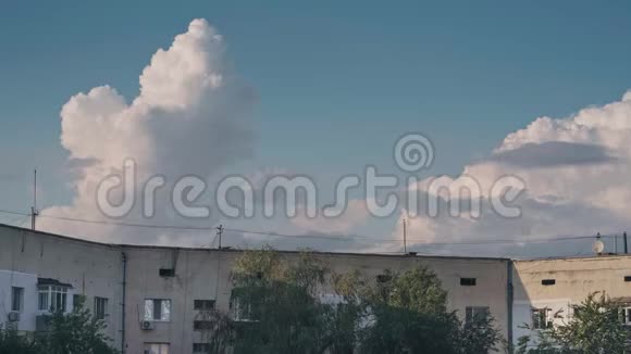 公寓大楼上空的云量视频的预览图