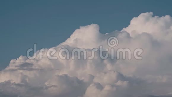 蓝天上美丽的巨大体积云视频的预览图