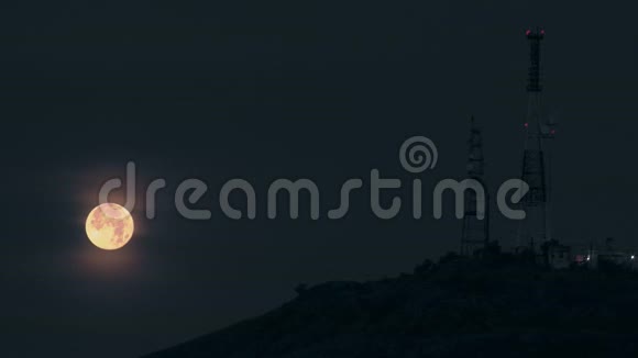 夜晚的满月伴随着电视塔视频的预览图