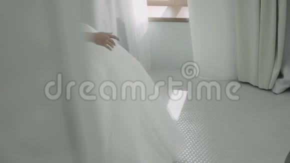 女士裙边婚纱女性婚纱的下摆穿着婚纱视频的预览图