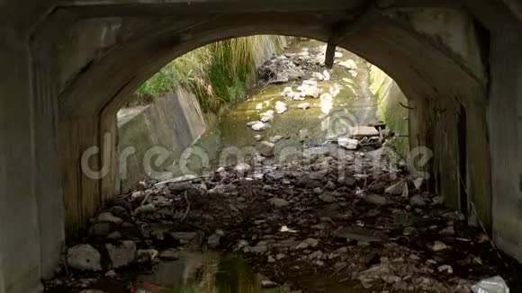 环境问题在桥下流动的泥石流视频的预览图