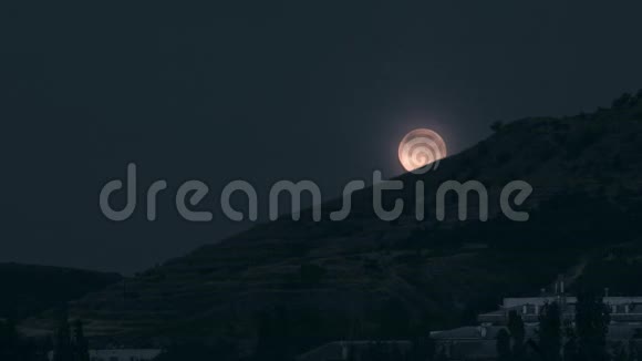 满月在夜里下山视频的预览图