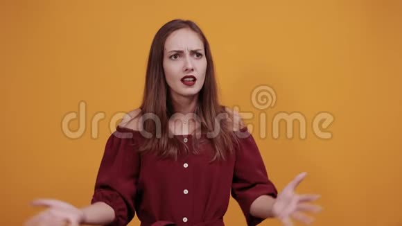 穿着栗色衣服的不开心的女人看起来很失望张开双手视频的预览图