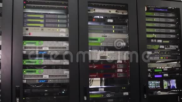 服务器室带机架服务器的现代化工作服务器机房视频的预览图