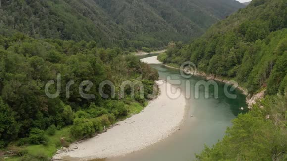 新西兰南部6号国道上的布勒河景观视频的预览图