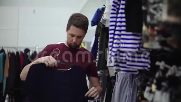 在服装店购物的人视频的预览图