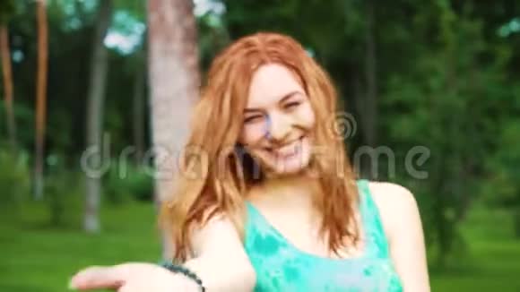 头发和衣服都湿了的红发女孩庆祝霍利色节日视频的预览图