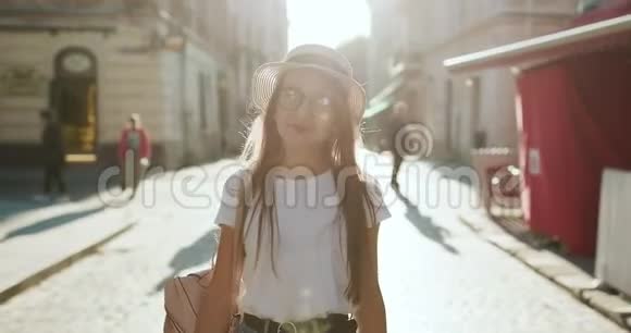 迷人的年轻女性在欧洲旅行在利沃夫探索美丽的观光阳光镜头耀斑慢动作视频的预览图