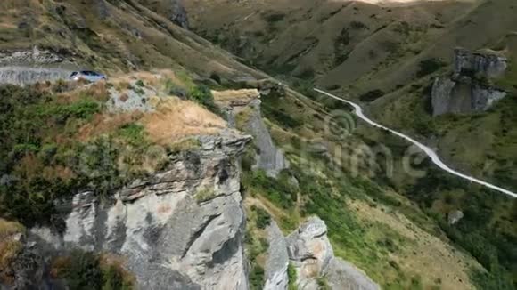 新西兰有山脉和山谷的斯基普斯峡谷的道路极其危险视频的预览图